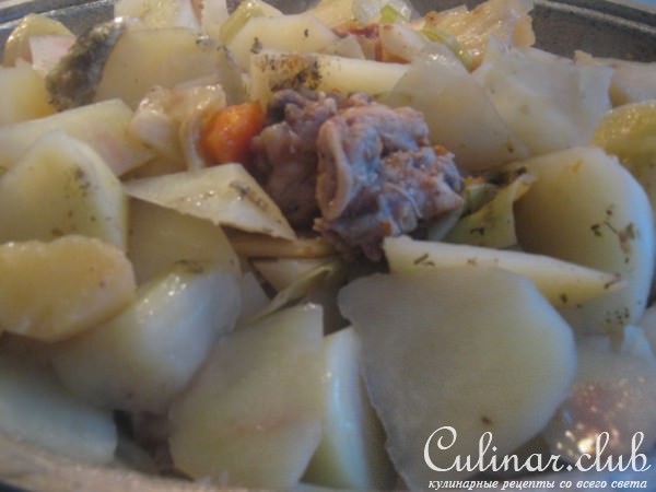 Тушеная картошка с курицей и капустой