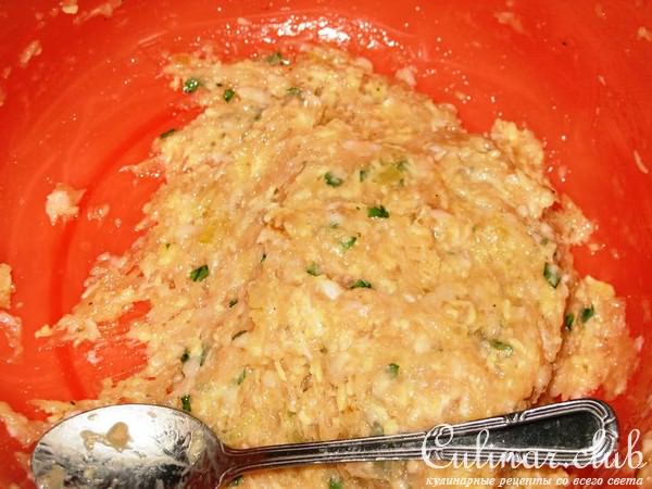Куриные фрикадельки с сыром под сливочным соусом