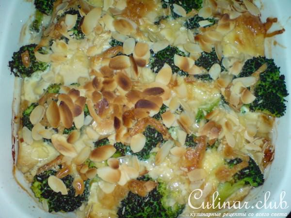 Куриная грудинка,запечённая с грибами,брокколи и миндалём