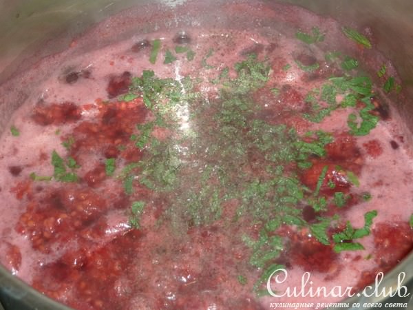 Фаршированные куриные голени с малиновым соусом