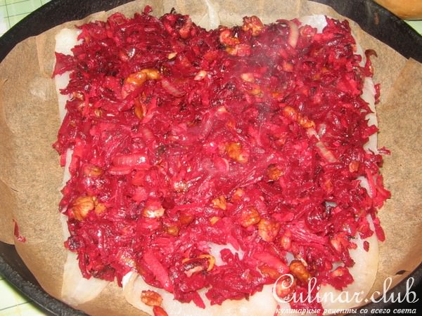 Рыба запеченная под свеклой с грецкими орехами.