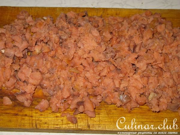 Биточки из копченой горбуши со шпинатом и грибами