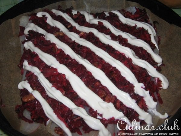 Рыба запеченная под свеклой с грецкими орехами.