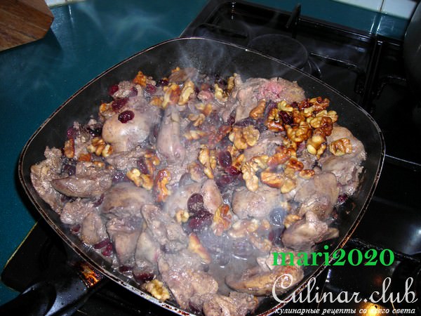 КУРИННАЯ ПЕЧЕНКА С ОРЕХАМИ И СУШЕННОЙ КЛЮКВОЙ