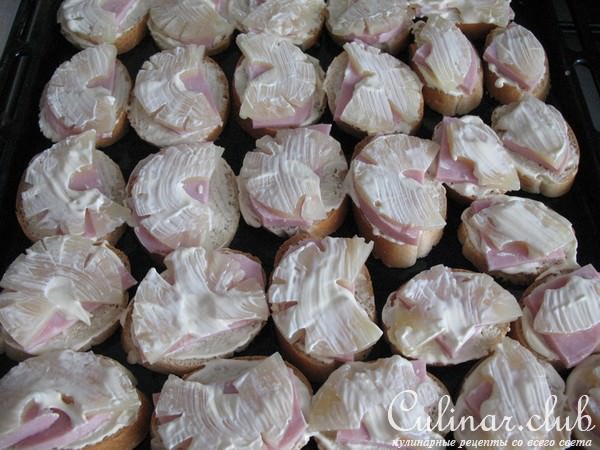 Горячие бутерброды с ветчиной и ананасами