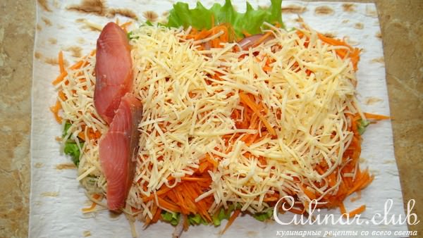 Быстрая гриль-закуска в лаваше с маринованной морковью и копченой семгой