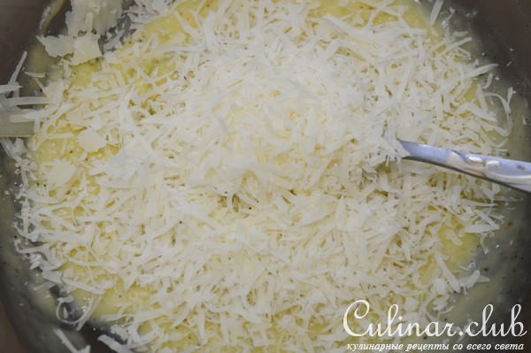 Рисовое суфле с пармезаном и томатным соусом.