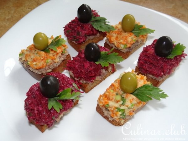 Закусочные тосты с овощами и сардиной