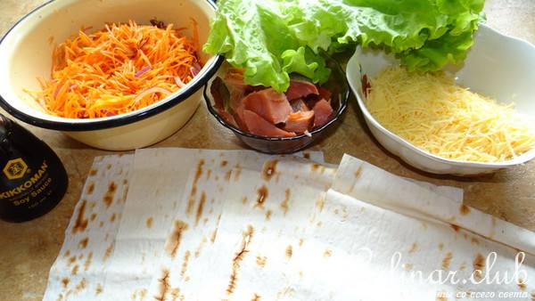 Быстрая гриль-закуска в лаваше с маринованной морковью и копченой семгой