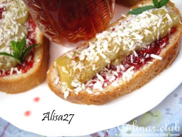 Бутерброды с жареными бананами и малиновым вареньем (на завтрак)
