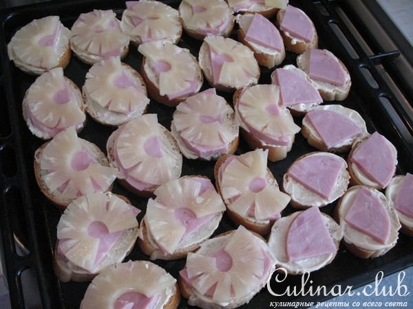 Горячие бутерброды с ветчиной и ананасами