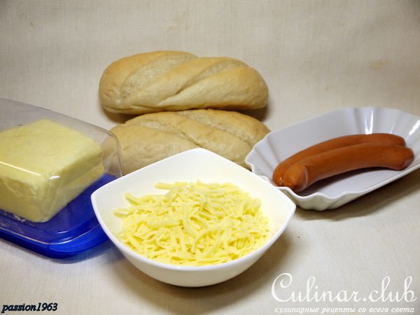 Лодочка из булки с сосиской и сыром к завтраку