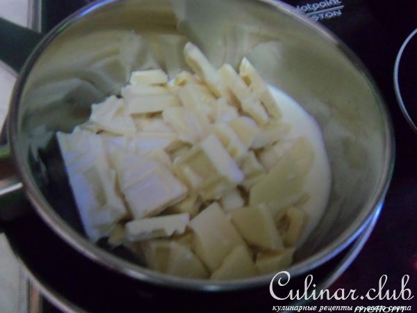 Десерт из белого шоколада с мандаринами, печеньем и гранатом