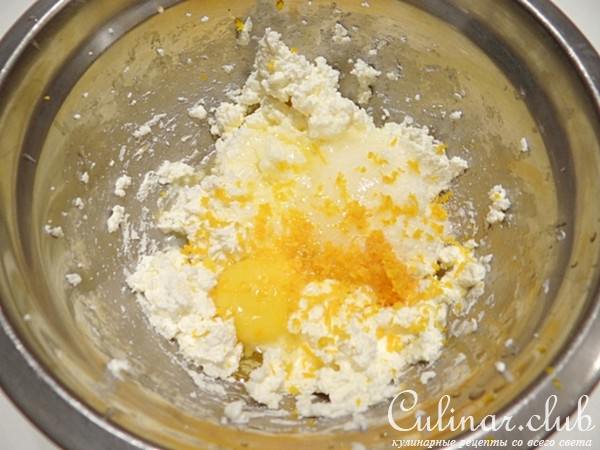 Бруснично-апельсиновая шарлотка из багета и сливочного сыра