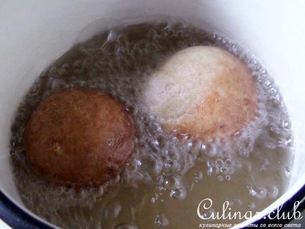 Пончики сладкие дрожжевые, с цельнозерновой мукой и фасолью.