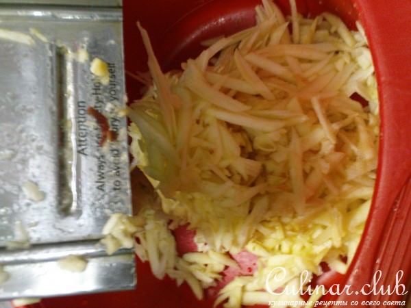 Штрудель яблочный с изюмом