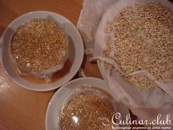 Пирожное с росточками зелёной гречи