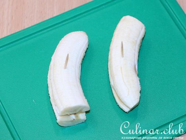 Жареные бананы с сыром, шоколадом и орешками