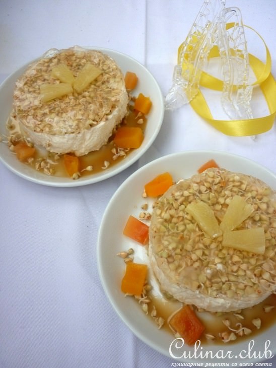 Пирожное с росточками зелёной гречи