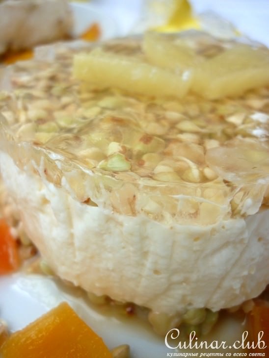 Пирожное с росточками зелёной гречи