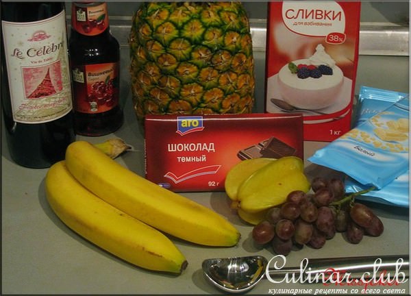 Шоколадно-фруктовое мороженое в ананасе