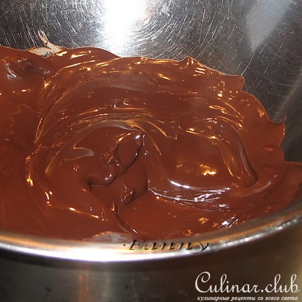 Шоколадный мильфей с клубникой и розмарином