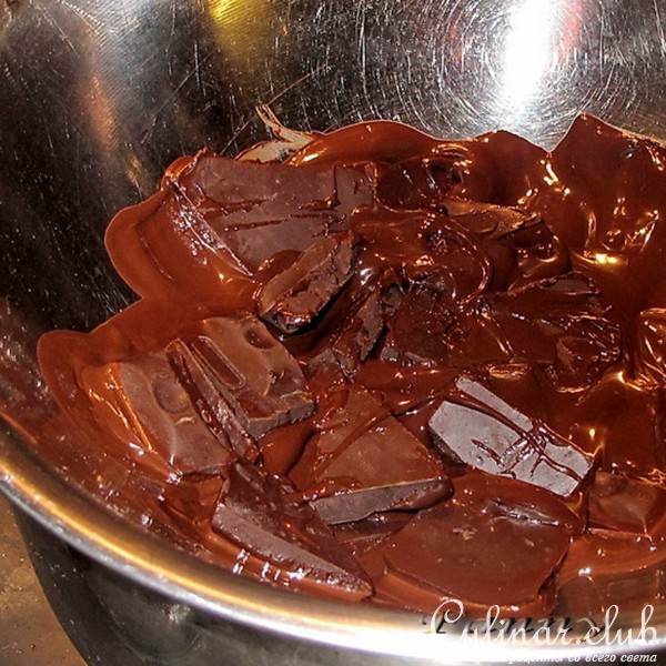 Шоколадный мильфей с клубникой и розмарином