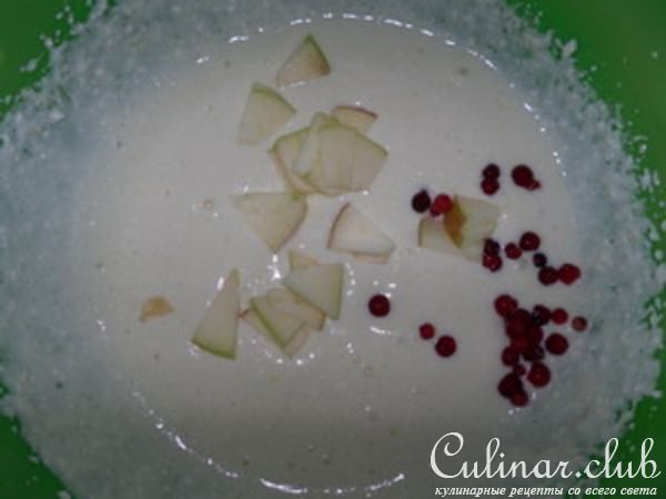 Творожное суфле с яблоками и брусникой