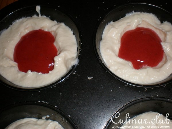 Творожные запеканки с клубникой.