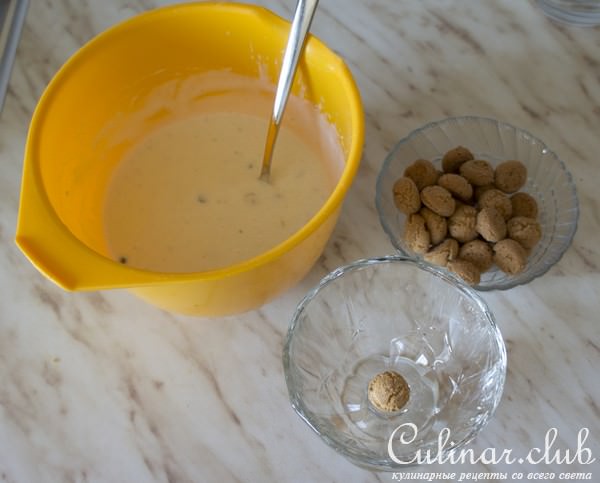 Творожно-банановый десерт с печеньем, орехами и шоколадом