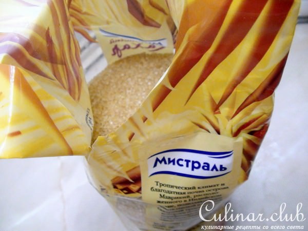 Сливочное мороженое с карамельным соусом.