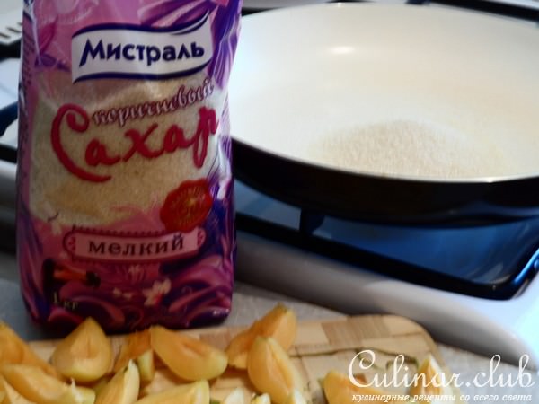 Творожный десерт с карамелизованными абрикосами.