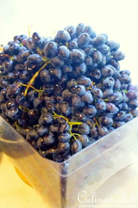 Варенье из тёмного винограда с корицей.