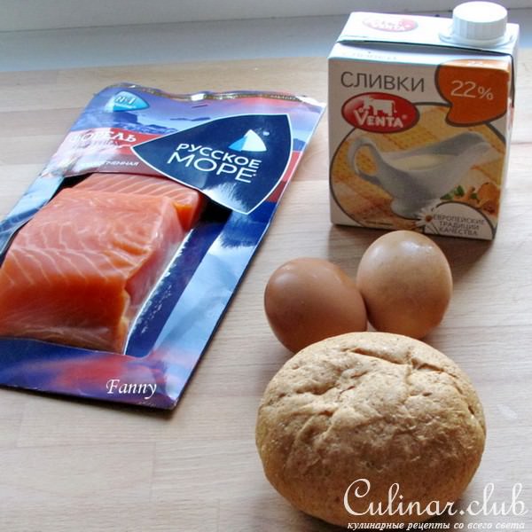 Яичница-болтунья с копченым лососем в булке
