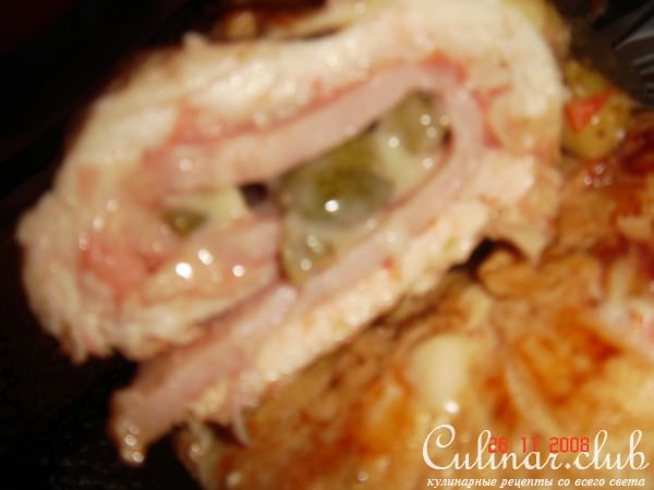 Рулетик из курицы с ветчиной,каперсами,сливочным сыром и вином