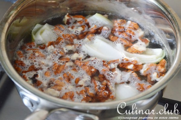 Лаваш с начинкой, запеченный под сырным соусом.