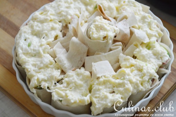 Лаваш с начинкой, запеченный под сырным соусом.