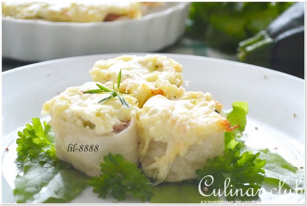Лаваш с начинкой, запеченный под сырным соусом.