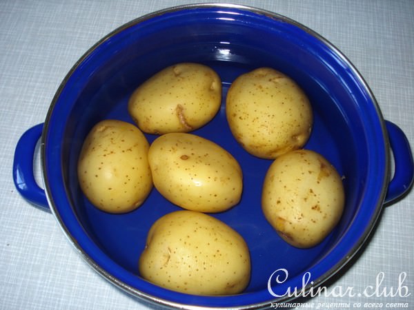 Молодой картофель со сметанным соусом и увенчан красной рыбой