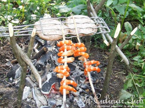 мясные котлеты, приготвленные на углях