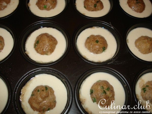 Мясные шарики в чашечках из теста
