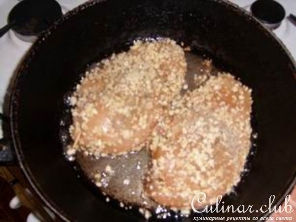 Курица с вишнями в арахисовой панировке.
