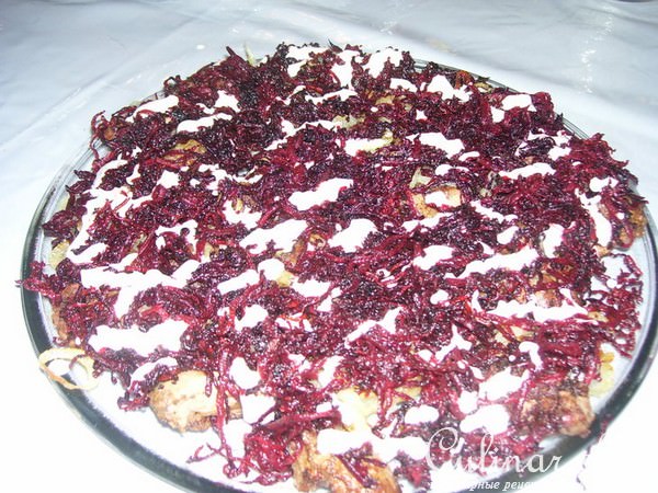 Салат свекольный с куриной печенью, горячий