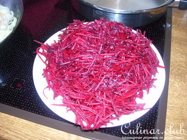 Салат свекольный с куриной печенью, горячий