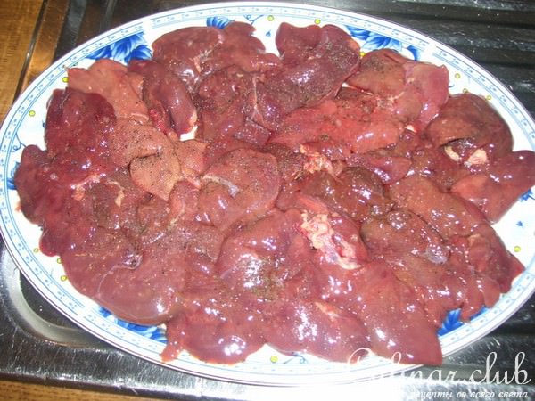Салат свекольный с куриной печенью, горячий