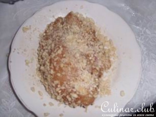 Курица с вишнями в арахисовой панировке.