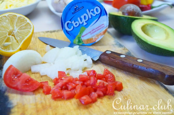Кесадилья. Горячая пшеничная лепёшка с курятиной и сыром.