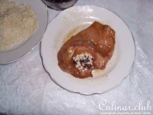Курица с вишнями в арахисовой панировке.