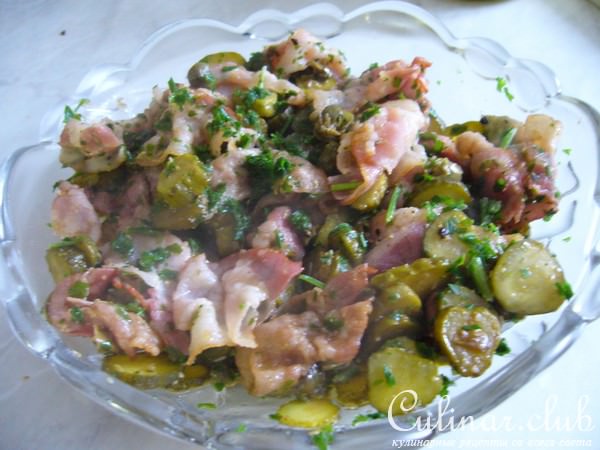 Ветчина, жаренная с маринованными корнишонами и каперсами