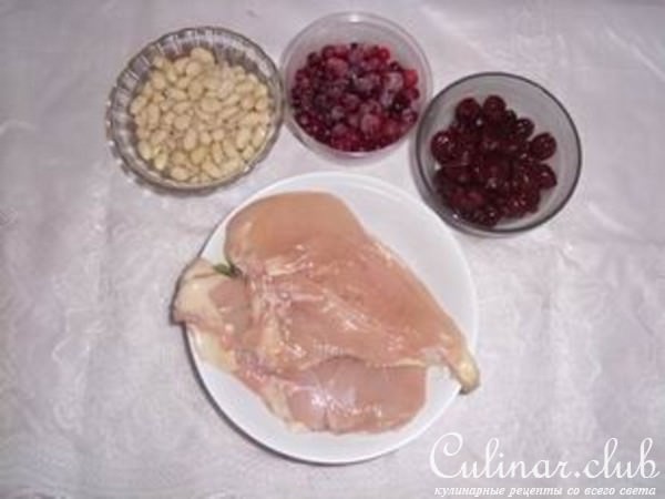 Курица с вишнями в арахисовой панировке.